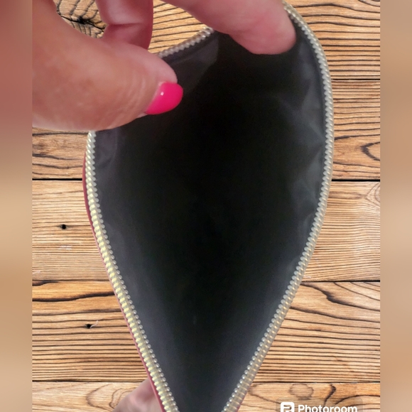 🎉HP🎉VICTORIA'S SECRET WRISTLET/MAKEUP BAG 8.25 X 5.75 NWOT🎉HP🎉 - Picture 3 of 4